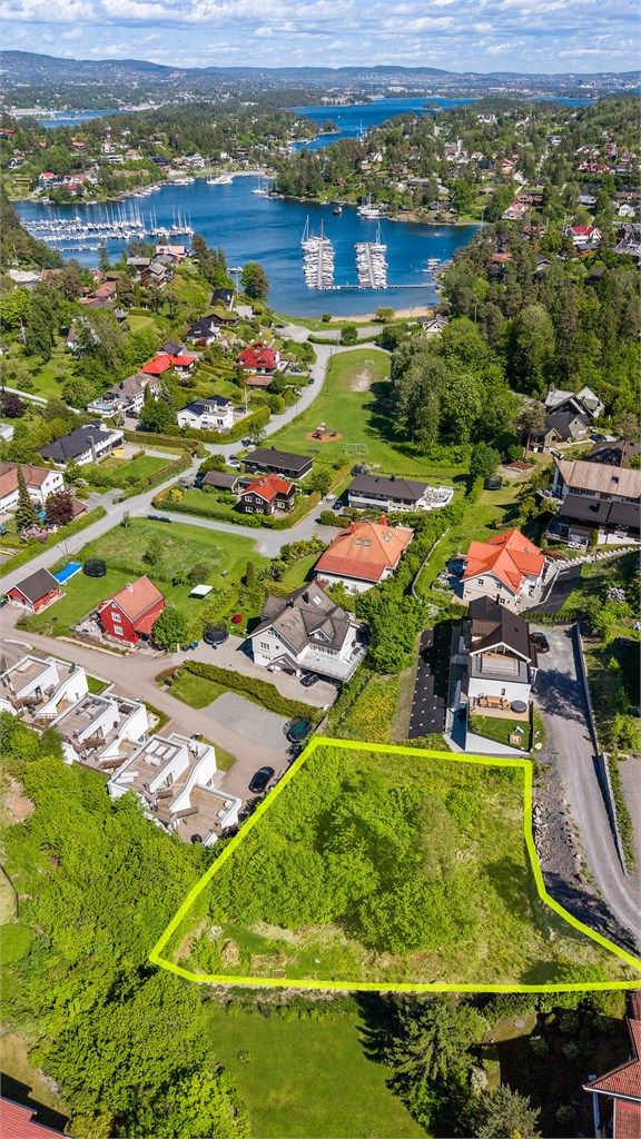 Eiet tomt på 1203 kvm. på Mellom-Nes i Asker. Her kan du bygge din egen drømmebolig! Tomten ligger i et skrånet terreng i et attraktivt boligområde.