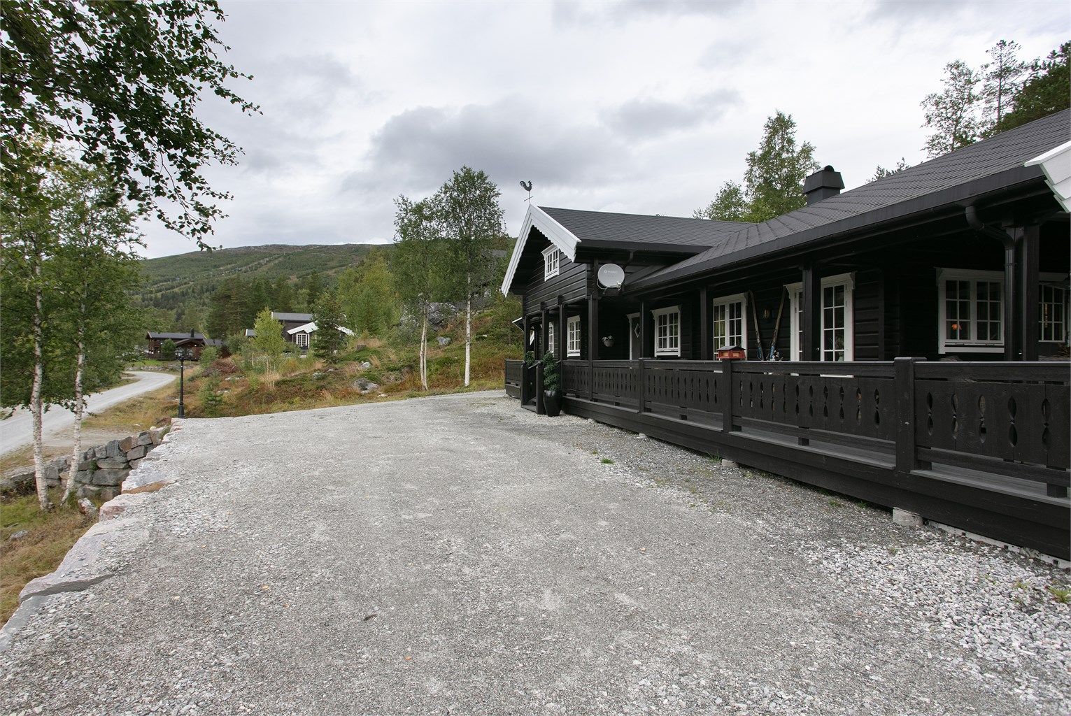 Godt med gruslagt parkeringsareal på tomten
