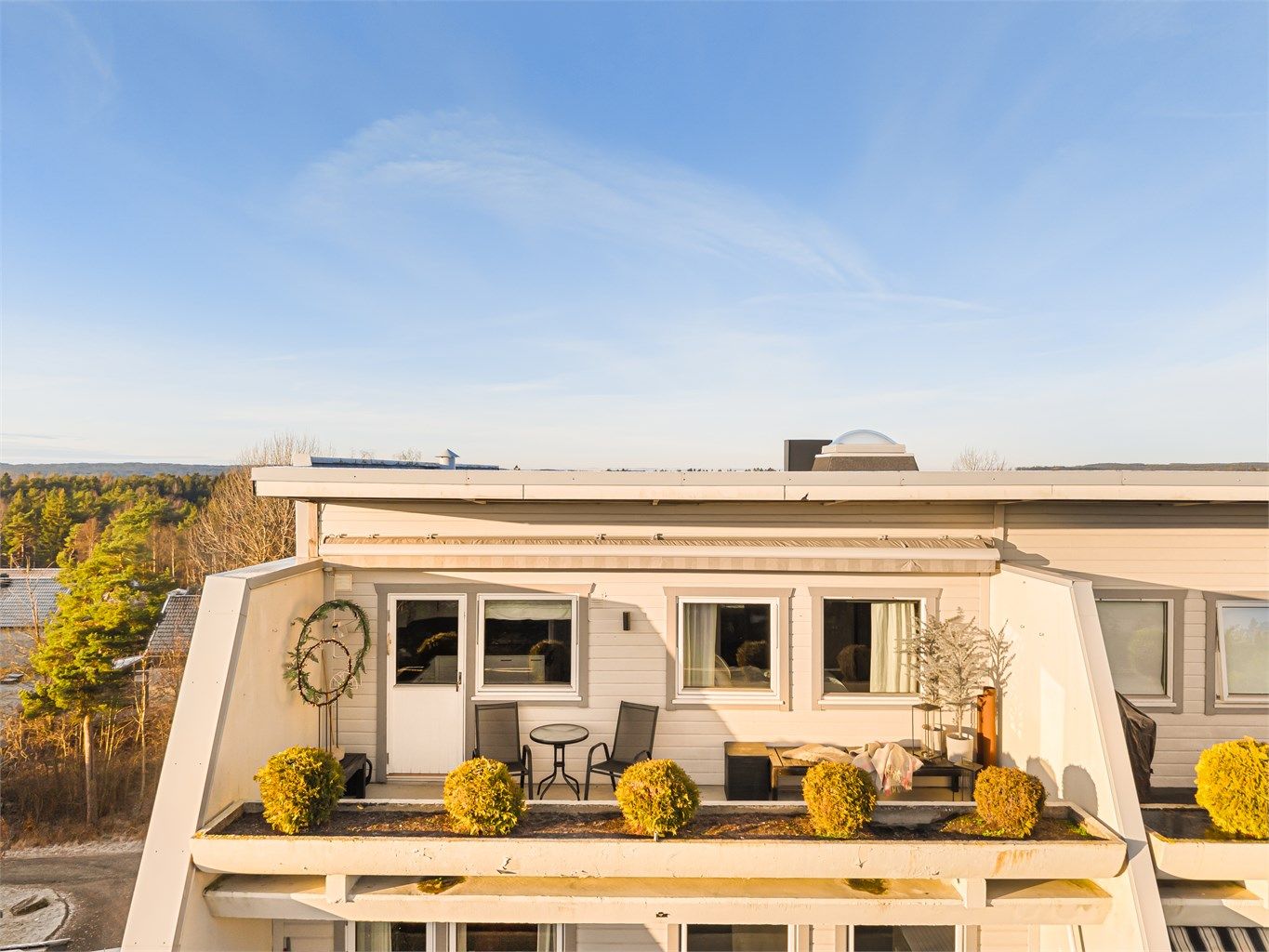 Leiligheten er gjennomgående i øverste etasje, med balkong mot både øst og vest.
Fotograf; Kristoffer Kristiansen.