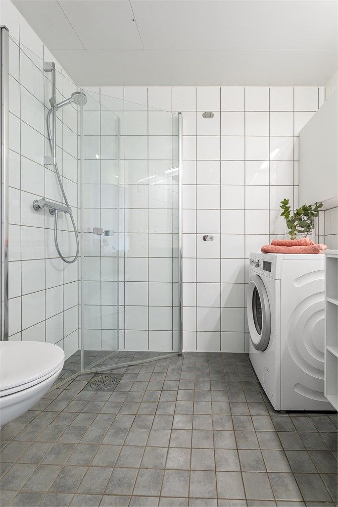 Badet i hoveddelen er en prefabrikkert modul fra byggeår, med gulvvarme og opplegg for vaskemaskin.