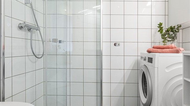 Badet i hoveddelen er en prefabrikkert modul fra byggeår, med gulvvarme og opplegg for vaskemaskin.