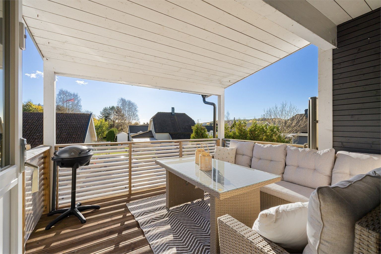 Ulike uterom på begge sider gir tilpasningsmulighet og tilgang til solen dagen gjennom. Verandaen er sydvendt og perfekt for utendørs måltider sommerstid.