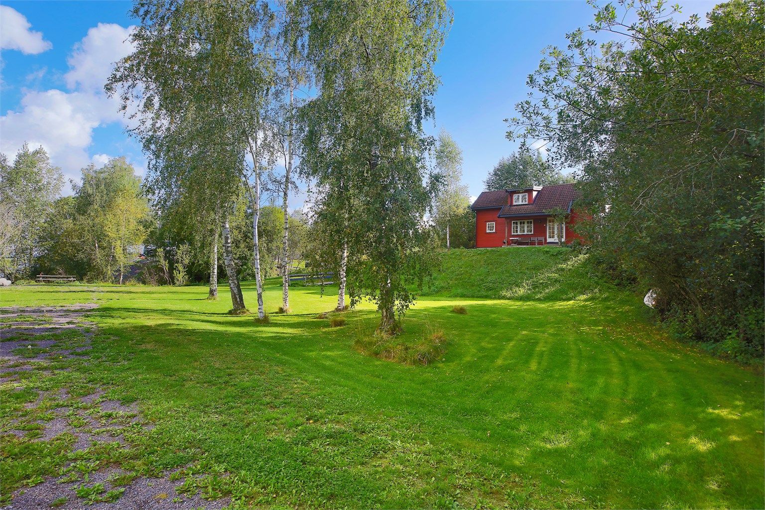 Eiendommen har en stor og fin hage i rolige omgivelser.