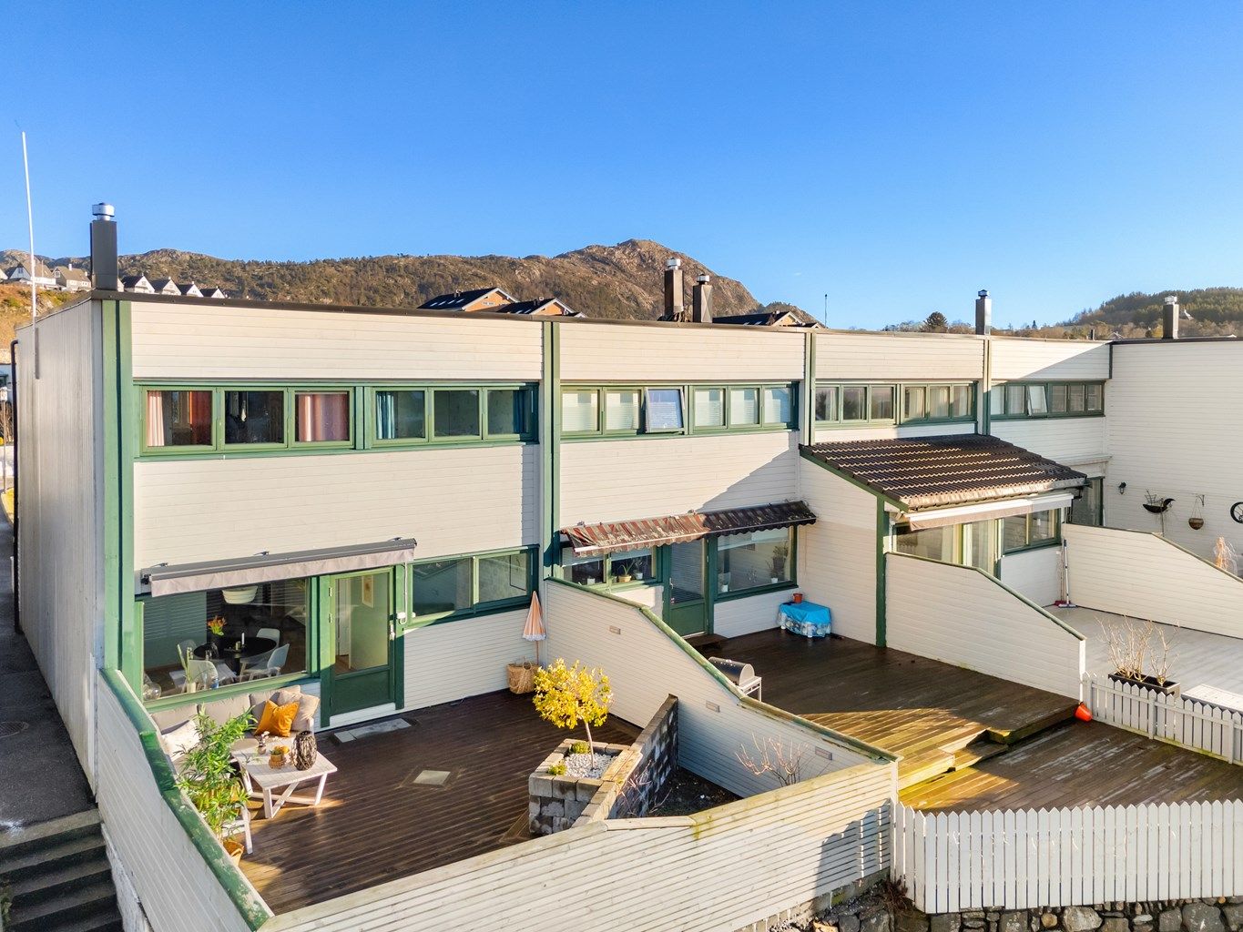 Fasade og terrasse mot vest