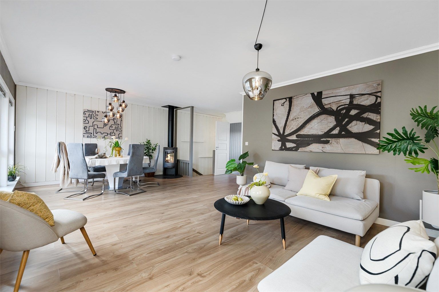 Romslig stue med god plass til både stor sofa og spisegruppe.