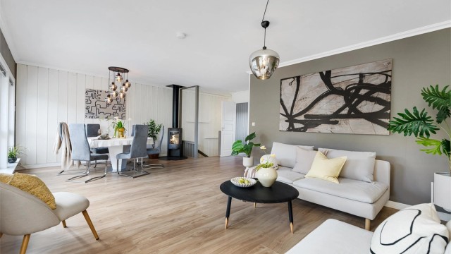 Romslig stue med god plass til både stor sofa og spisegruppe.