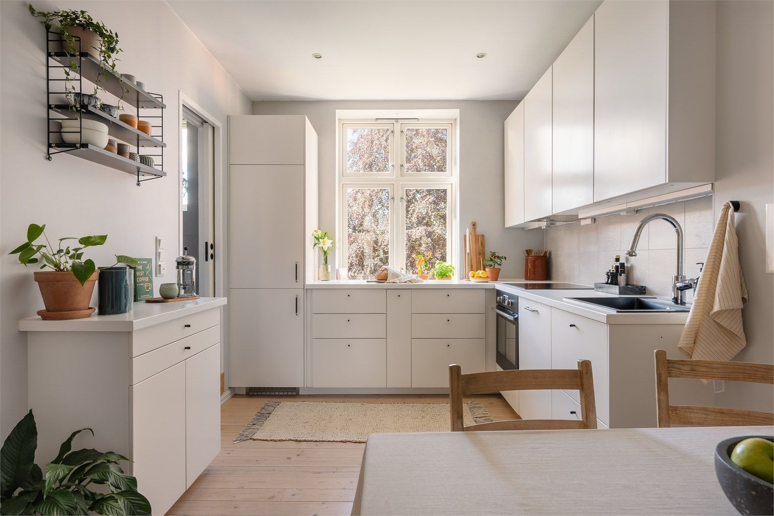 Kjøkkeninnredning fra Ikea montert i 2014 med hvite, glatte fronter, benkeplate av laminat og nedfelt kjøkkenvask
