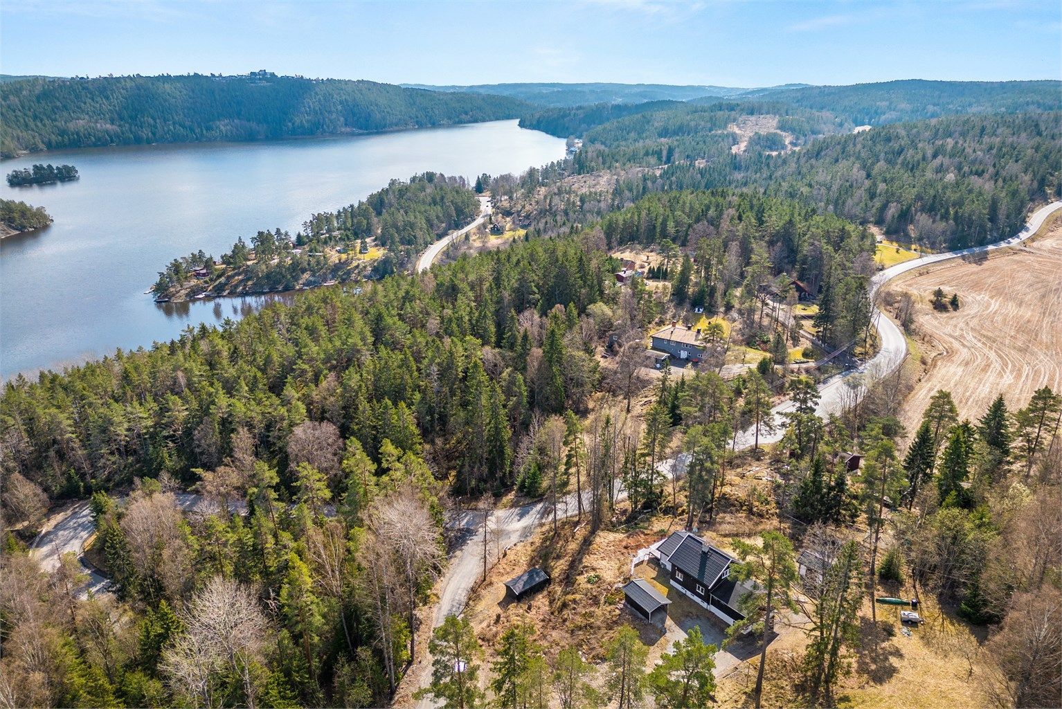 Drone - Mot Gjersjøen hvor eiendommen sees i nedre del av bildet