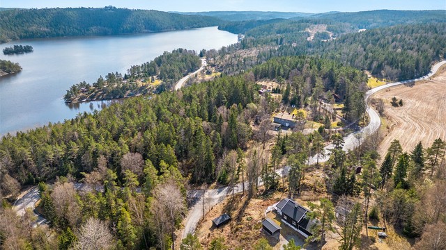 Drone - Mot Gjersjøen hvor eiendommen sees i nedre del av bildet