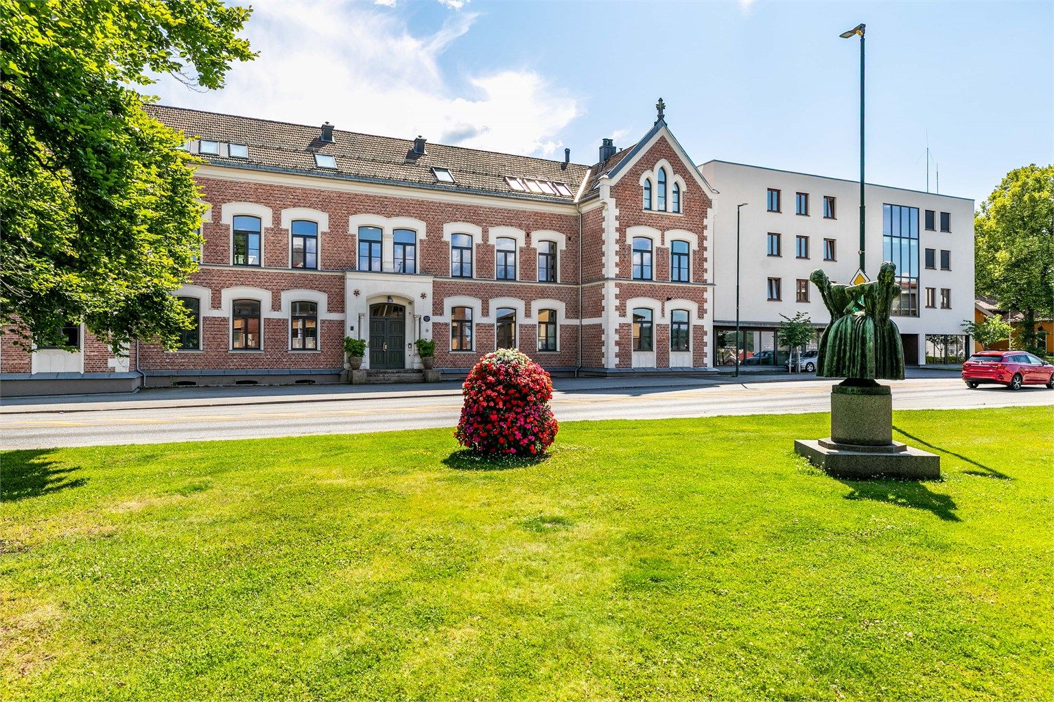 Hovedinngangen er mot Vogts gate og har calling-anlegg som betjenes fra leiligheten. Det er heis i bygget og enkel adkomst via en meget lys korridor.