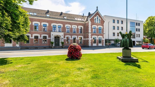 Hovedinngangen er mot Vogts gate og har calling-anlegg som betjenes fra leiligheten. Det er heis i bygget og enkel adkomst via en meget lys korridor.