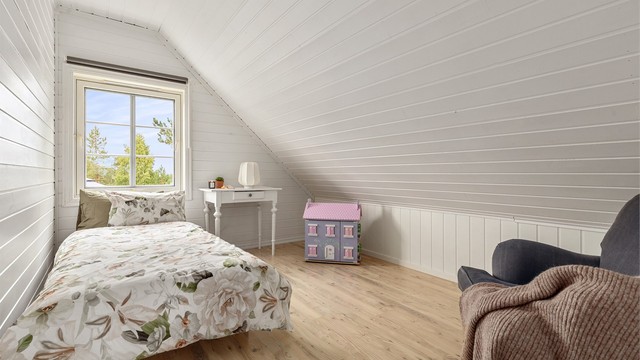 Det fjerde soverommet har god takhøyde mot midten og plass til både seng og skrivebord.