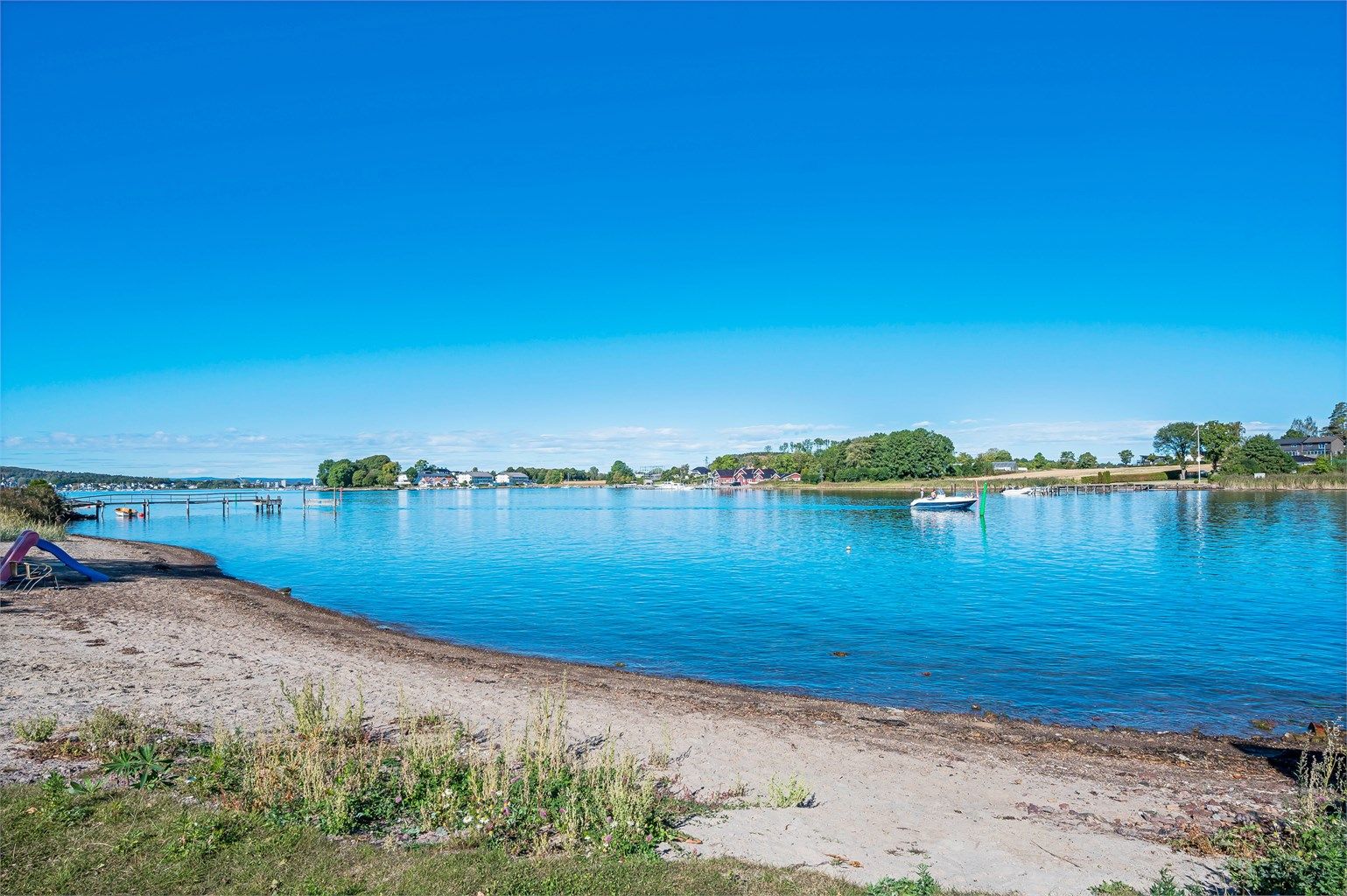 Små, hyggelige strender og badeplasser langs kysten.