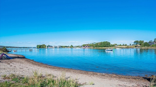 Små, hyggelige strender og badeplasser langs kysten.