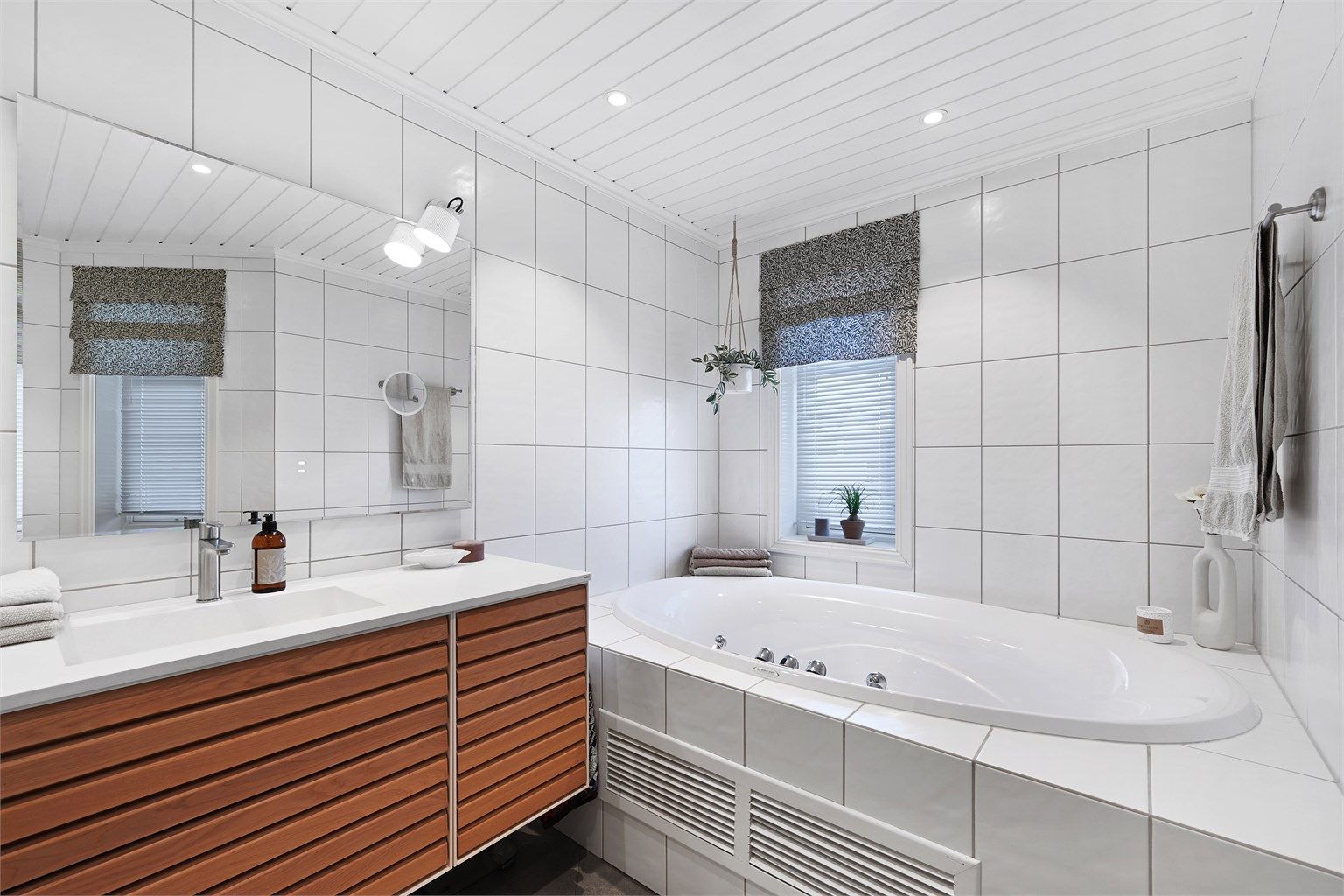 Det innflisede badekaret er perfekt for avslapning.