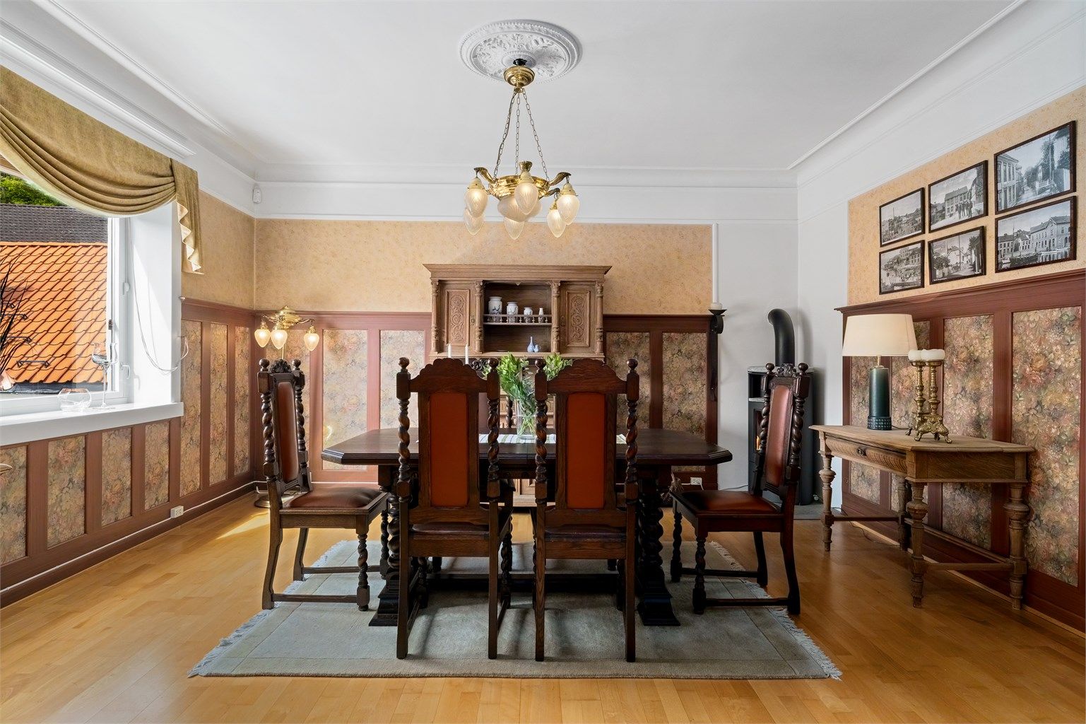 Leiligheten i 2. etasje har god takhøyde og med brystning som nærmest gir rommet en sakral stemning.