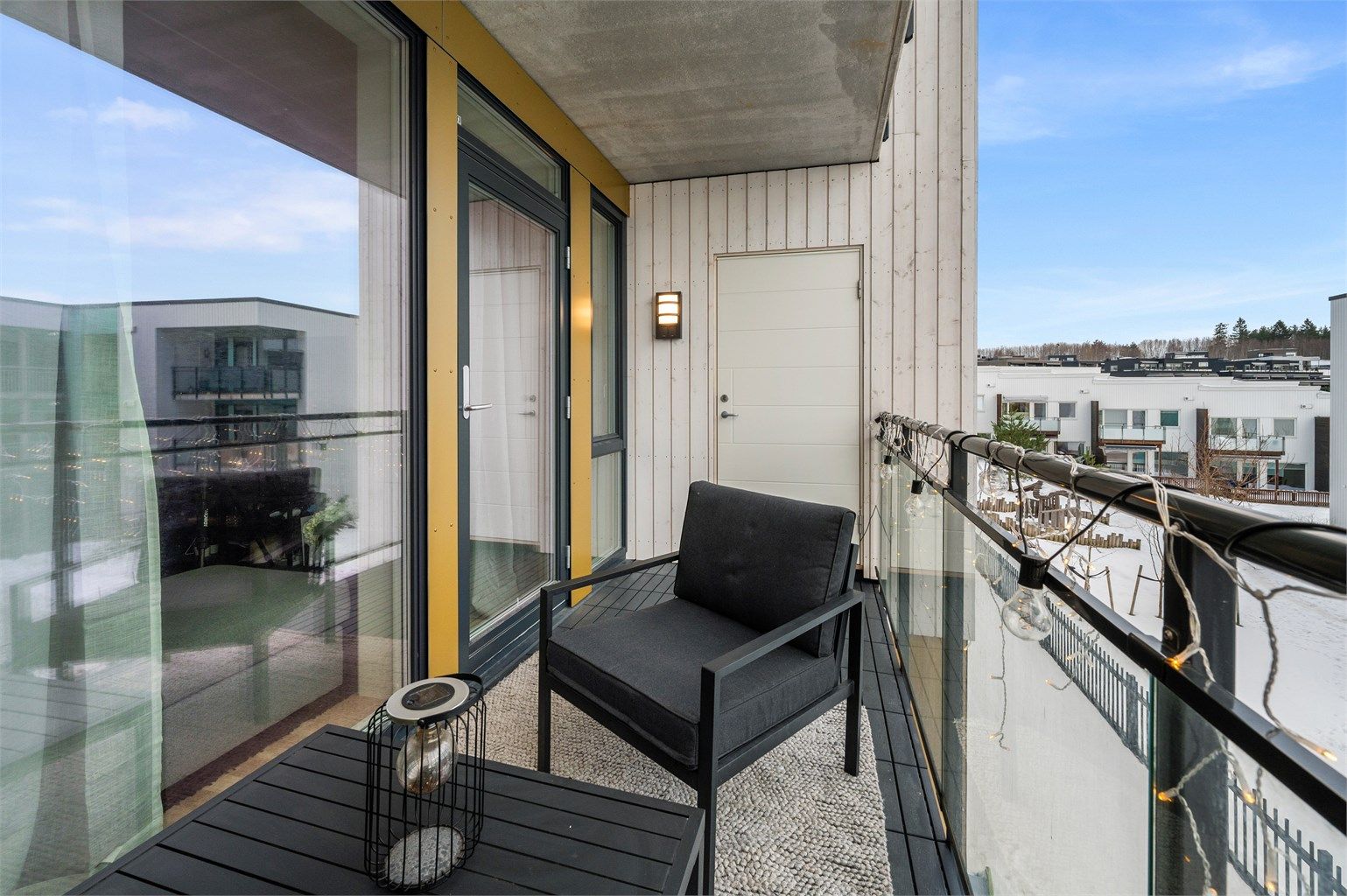 Balkongen vil på sommerstid oppleves som en fin forlengelse av stuen. På balkongen finner man også en praktisk romslig sportsbod på 2,5 kvm med gode lagringsmuligheter. 