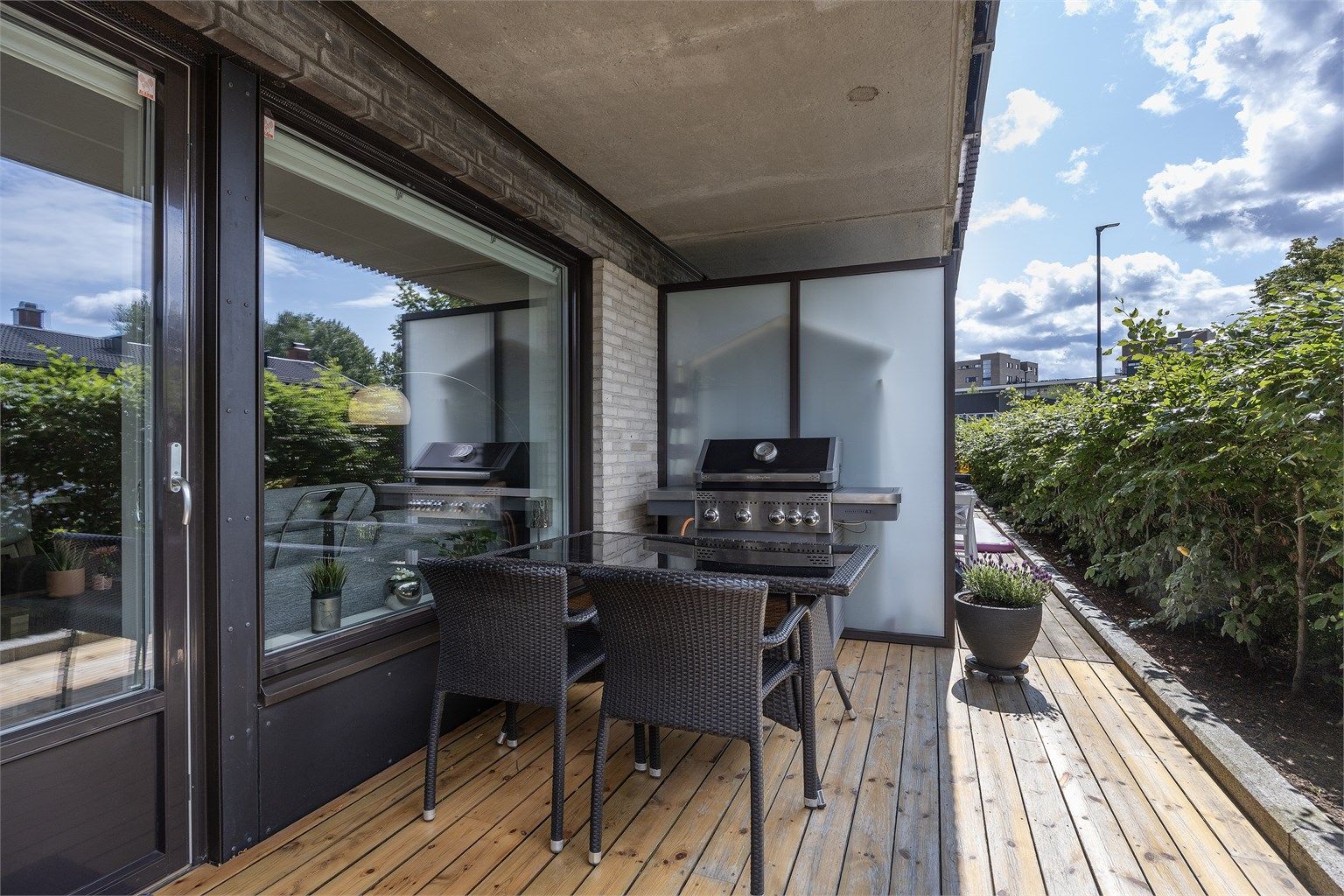 Uteplassen er sydvestvendt og byr på sol store deler av ettermiddagen fra ca. 13.00 til 22.00 sommerstid