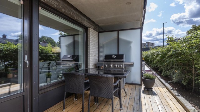 Uteplassen er sydvestvendt og byr på sol store deler av ettermiddagen fra ca. 13.00 til 22.00 sommerstid