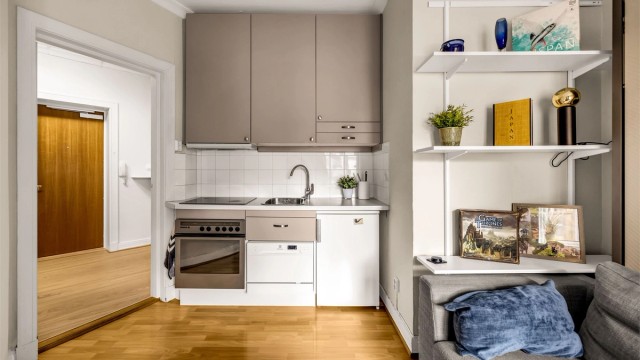 Kjøkken innredning fra 2024, med glatte fronter og laminert benkeplate.