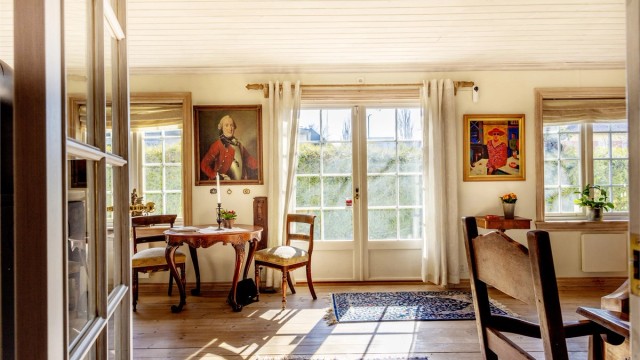 Likt som i hagen utenfor er det gode sol/lysforhold også i stuen dagen gjennom.