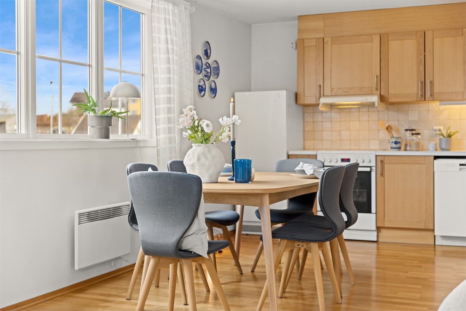 Store vindusflater gir rikelig med dagslys