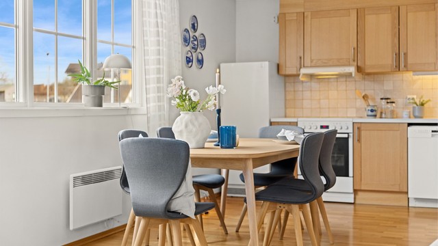 Store vindusflater gir rikelig med dagslys