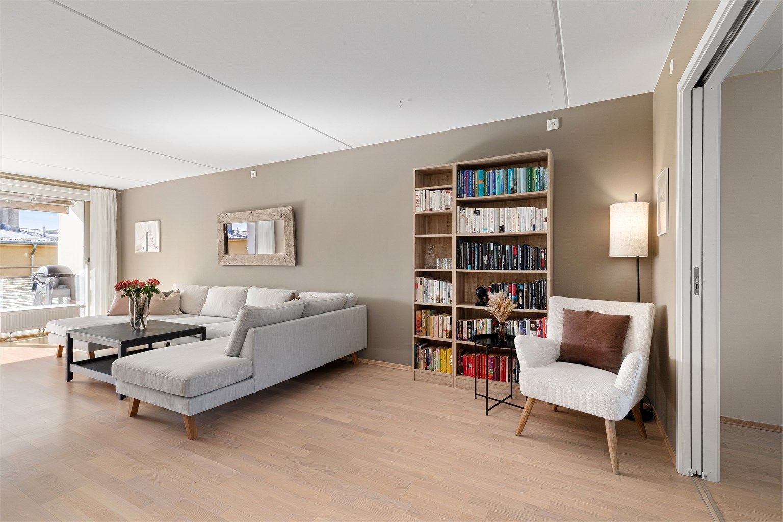 Stuen er lys og luftig med store vindusflater som gir rikelig med naturlig lys. Foto: Hanne Bruland 