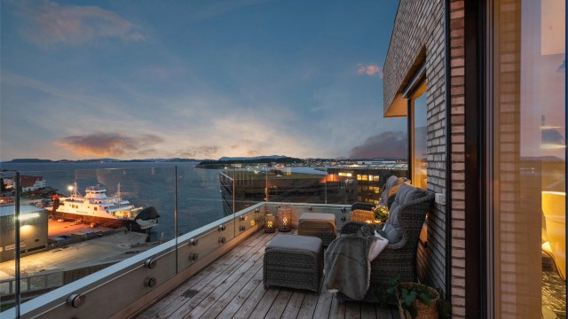 En av leilighetens balkonger med utsikt mot innseilingen og Hundvåg. Balkongene er på til sammen 24 kvm.