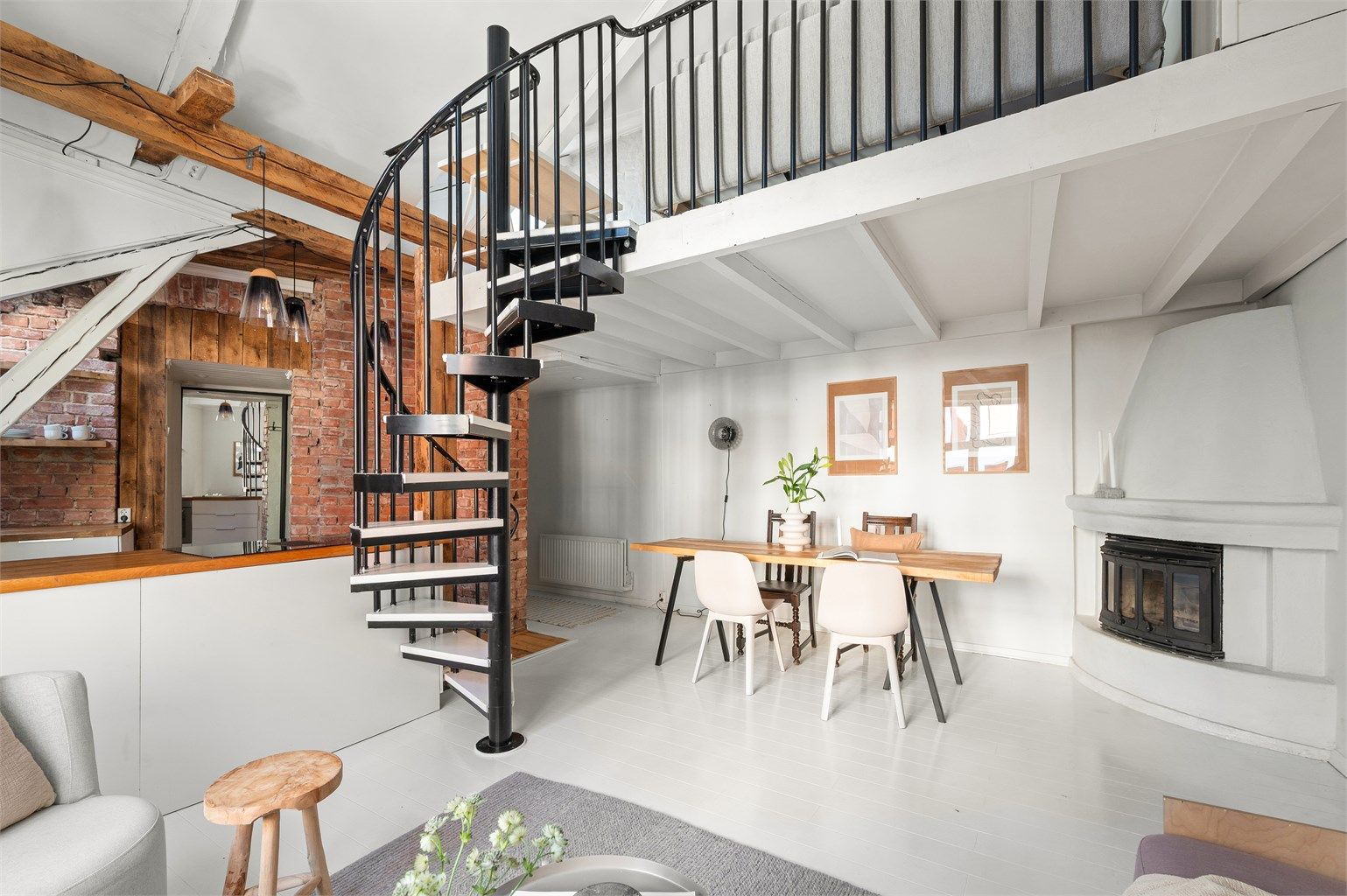 Leiligheten er unik og lys, med nydelige kvaliteter som heltre gulv på kjøkken, peis, vindeltrapp i stue og romslig takhøyde.