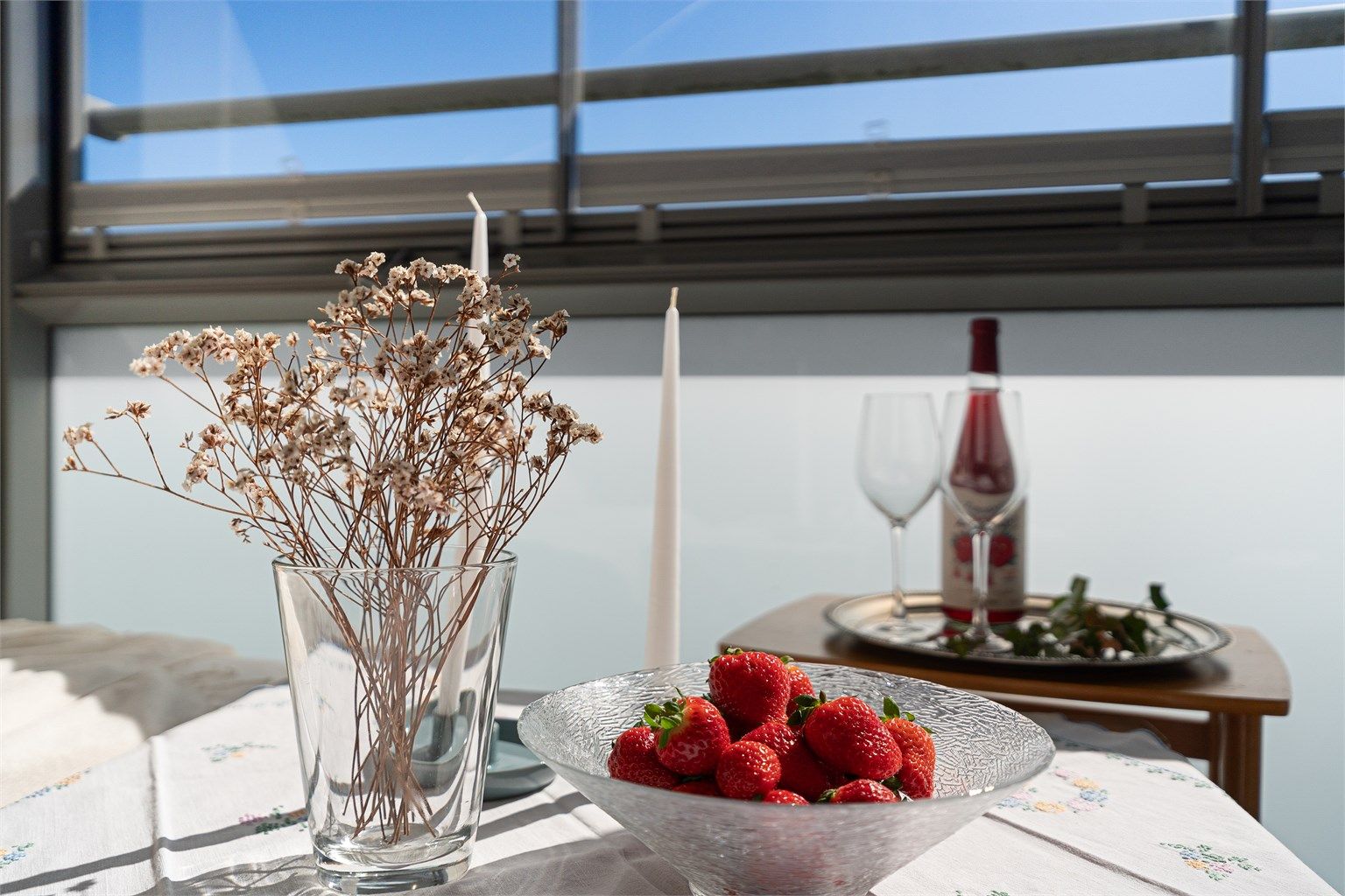 Her ligger alt til rette for å nyte sommeren, men også våren og høsten med innglassing