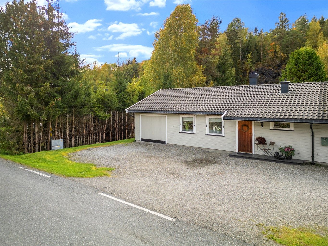 Halvpart vertikaldelt bolig med alt på en flate beliggende i et etablert boligområde