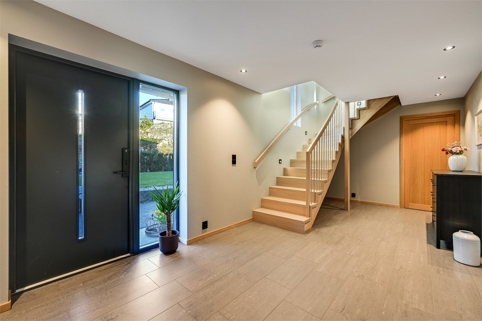 Romslig og innbydende inngangsparti.