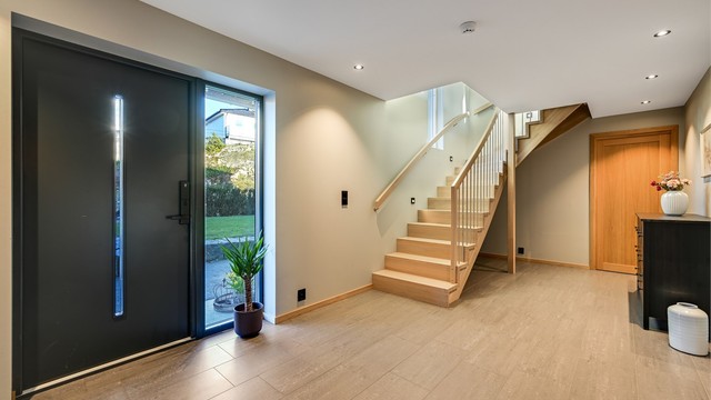 Romslig og innbydende inngangsparti.