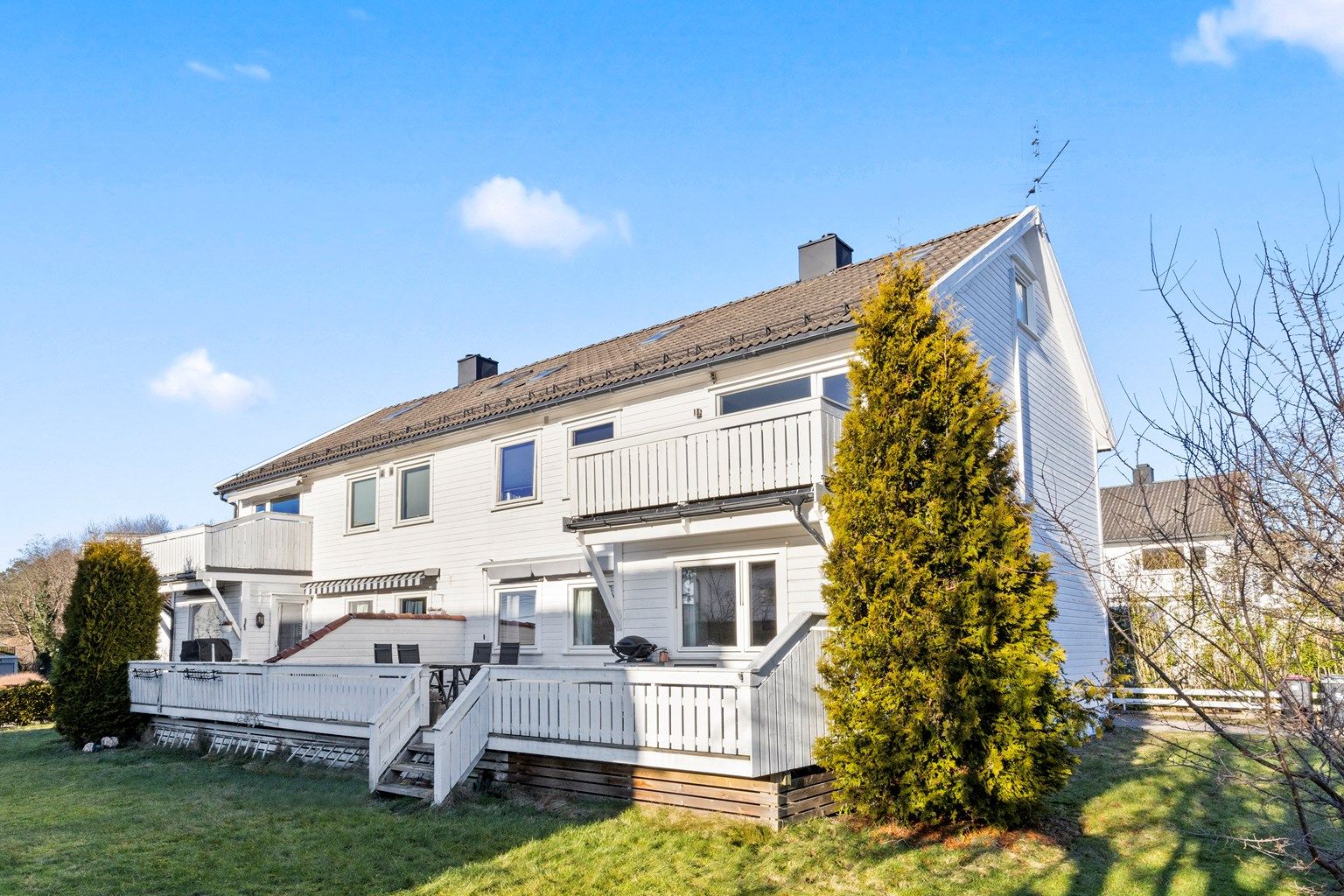 Velkommen til Ingerthas vei 3 - en meget hyggelig 4-roms leilighet beliggende i rolig og sentralt nabolag på Gimlevang. Kort gangavstand til UIA!