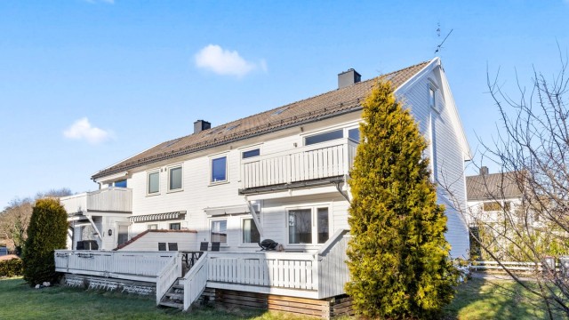 Velkommen til Ingerthas vei 3 - en meget hyggelig 4-roms leilighet beliggende i rolig og sentralt nabolag på Gimlevang. Kort gangavstand til UIA!