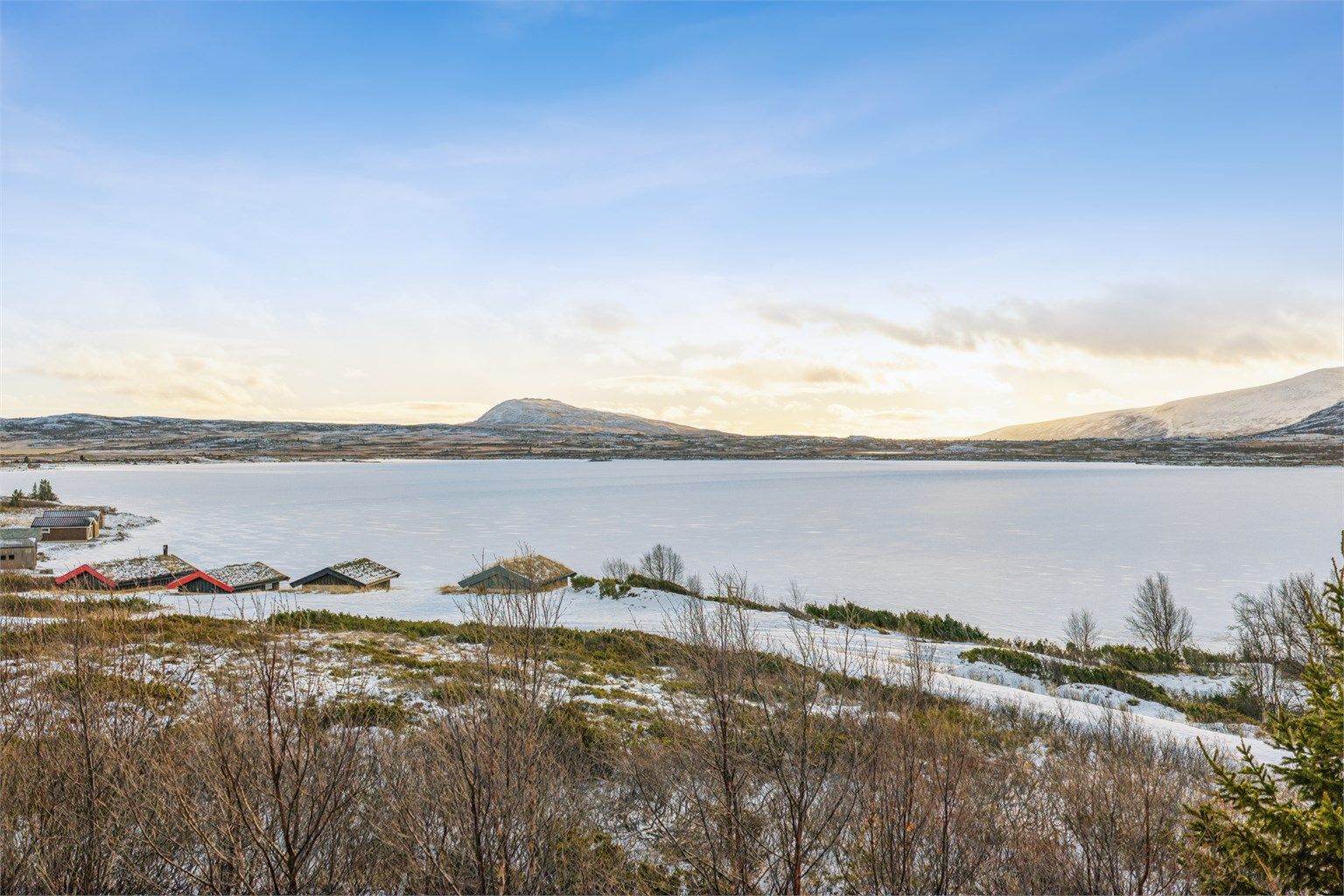 Eiendommen har en åpen og usjenert beliggenhet med utsikt over Midtre Syndin og fjellene rundt