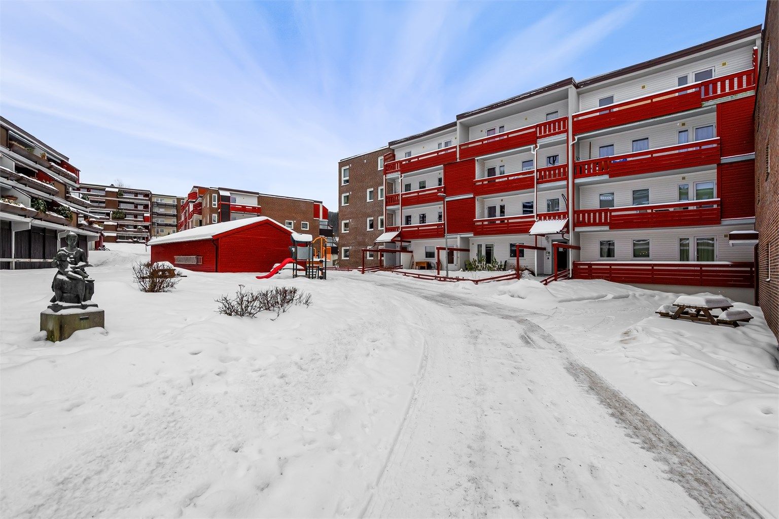 Leiligheten passer perfekt for deg som ønsker å bo tett på naturen og marka, men samtidig vil bo med gangavstand til gode busstilbud, kaféer, restauranter, butikker og servicetilbud