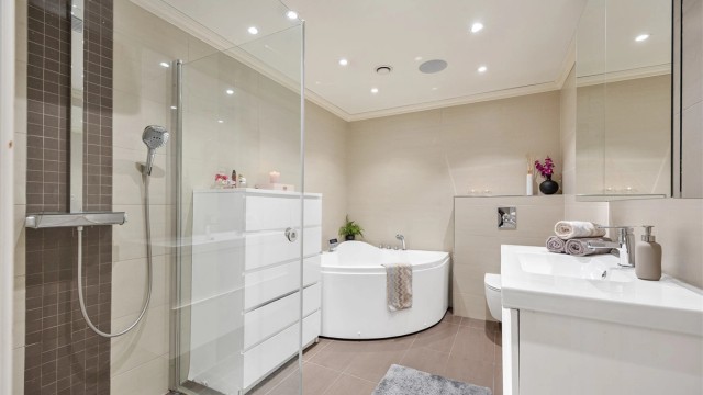 Badet i første etasje ble pusset opp i 2014/2015 og har både dusj og boblebad.