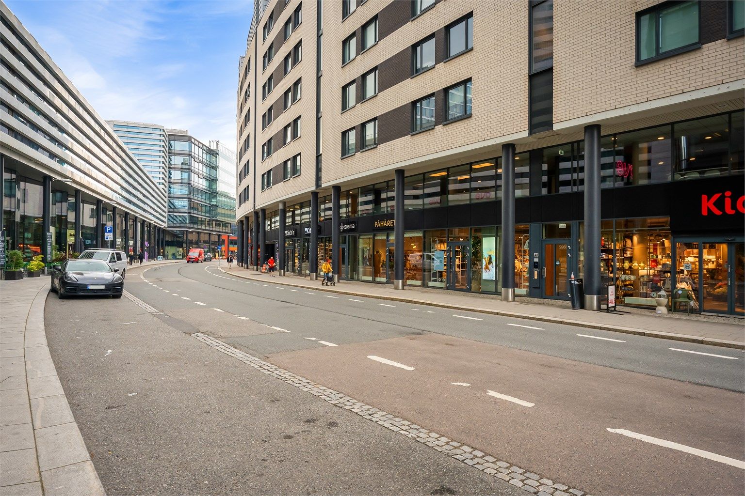Her bor du med umiddelbar nærhet til et bredt utvalg av butikker, servicetilbud og spisesteder.