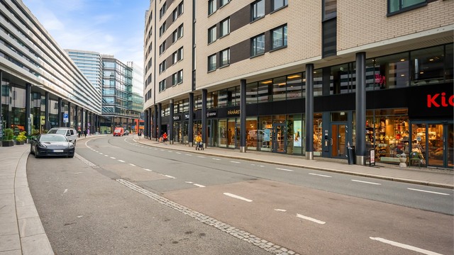 Her bor du med umiddelbar nærhet til et bredt utvalg av butikker, servicetilbud og spisesteder.