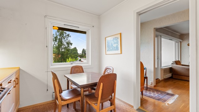 Åpen overgang fra kjøkkenet til stuen.