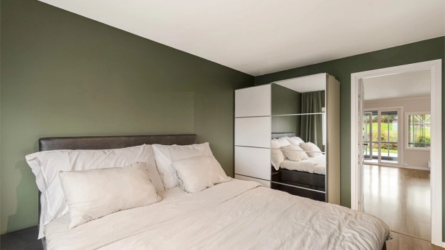Hovedsoverommet har malte flater, laminatgulv og integrert skyvedørsgarderobe.