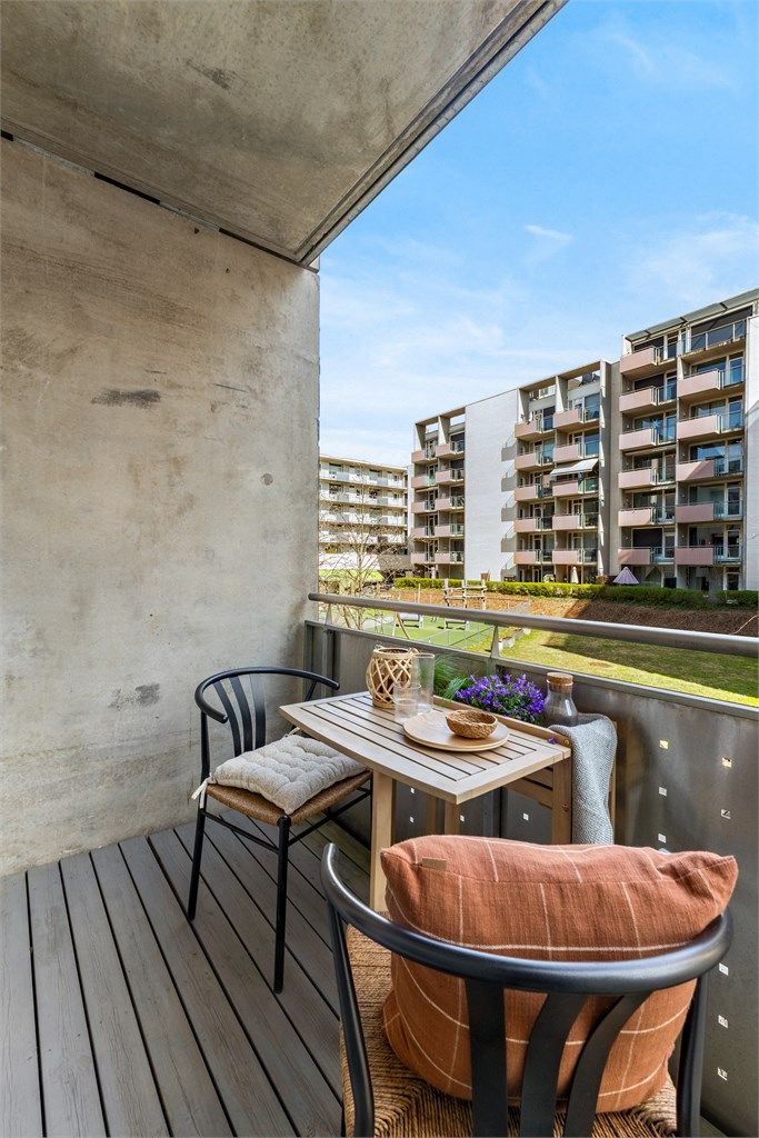 På balkong er det plass til en hyggelig sittegruppe.