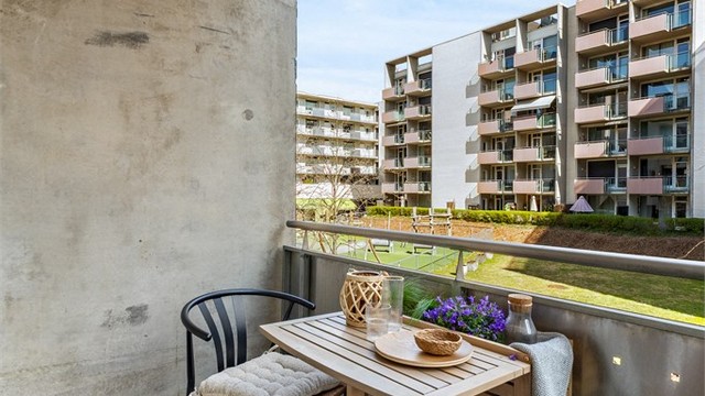 På balkong er det plass til en hyggelig sittegruppe.