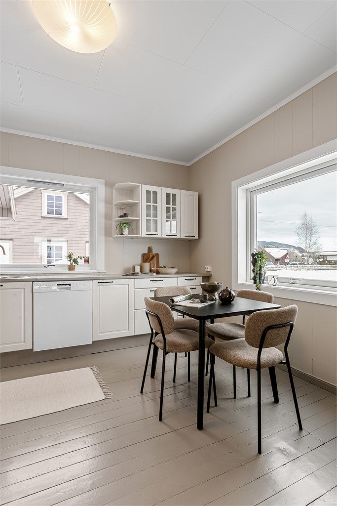 Plass til kjøkkenbord. Mye lys fra to store vinduer.