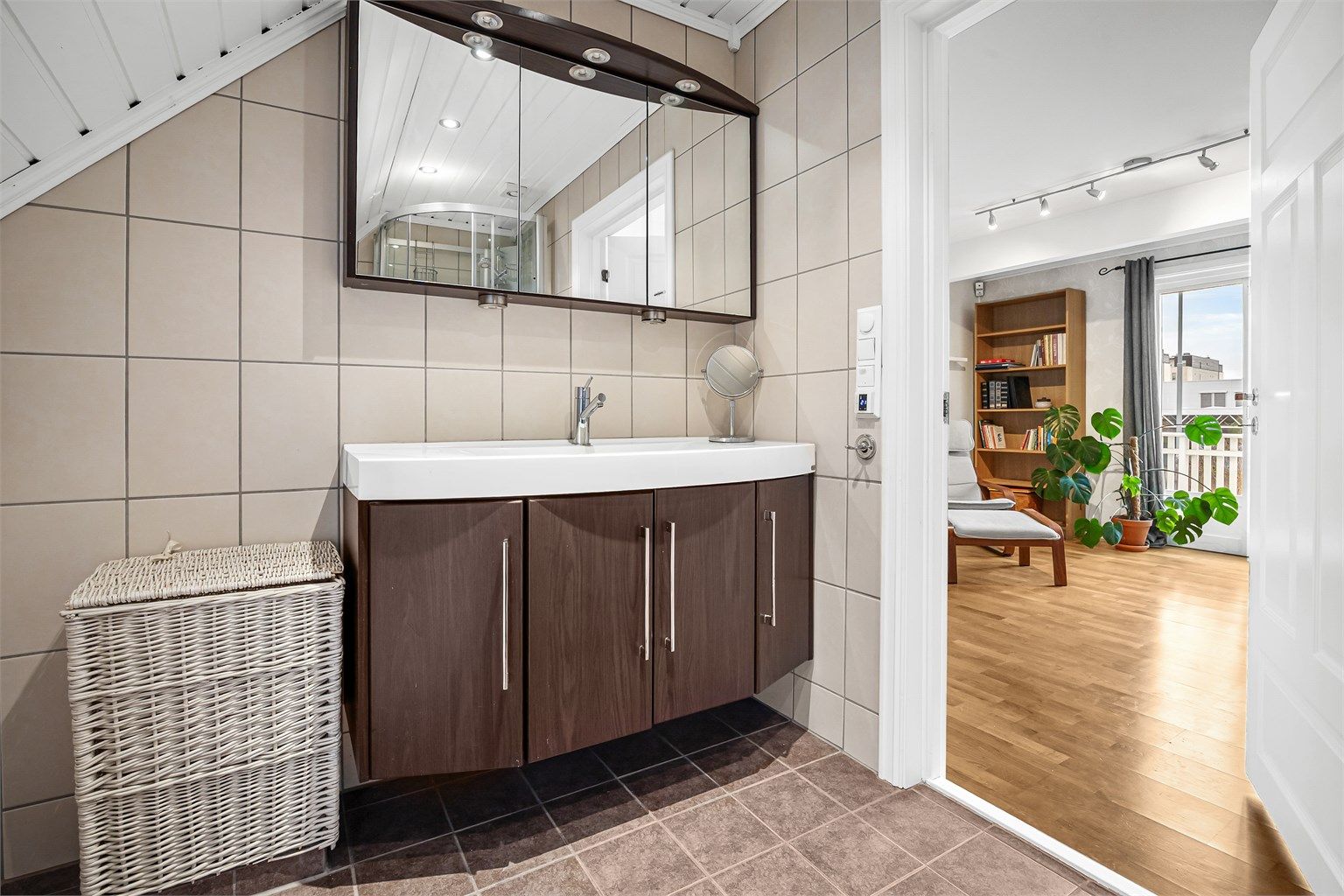 Flislagt baderom med gulvvarme i 2. etasje fra byggeår. Badet ble oppgradert med overflater, innredning og inventar i 2008 (iflg. selger).