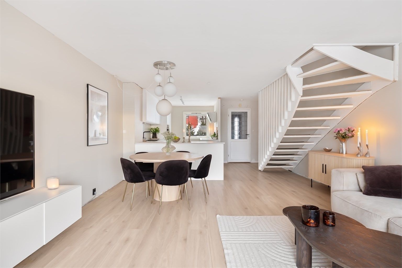 En gjennomgående toppleilighet over to plan som gir en tydelig rekkehusfølelse. Foto: Zovenfra