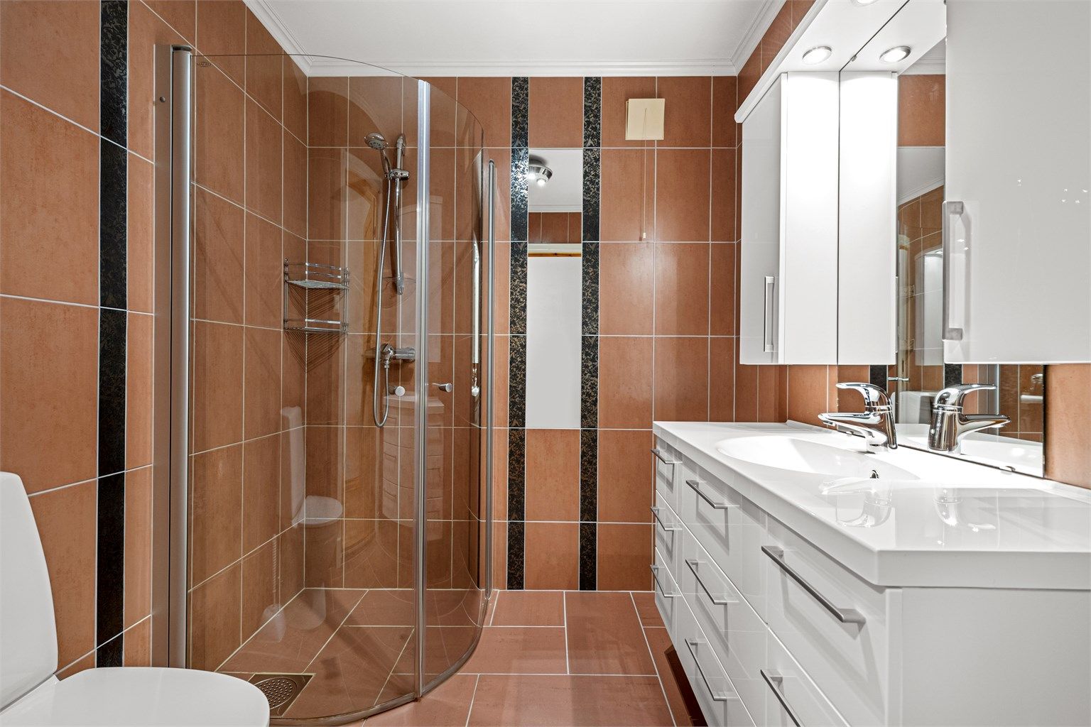 Badet i underetasjen er fra ca. 2004, med gulvvarme og dusjhjørne med glassdører.