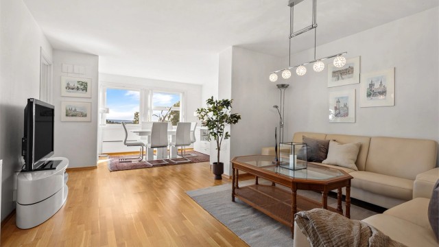 Her får du en lys og gjennomgående topp- og endeleilighet med god utsikt. Leiligheten har en stilig utforming over 2 plan, med vindfang, 3 soverom, to bad, stue og loftstue, kjøkken og to balkonger. Foto: Trond Reder